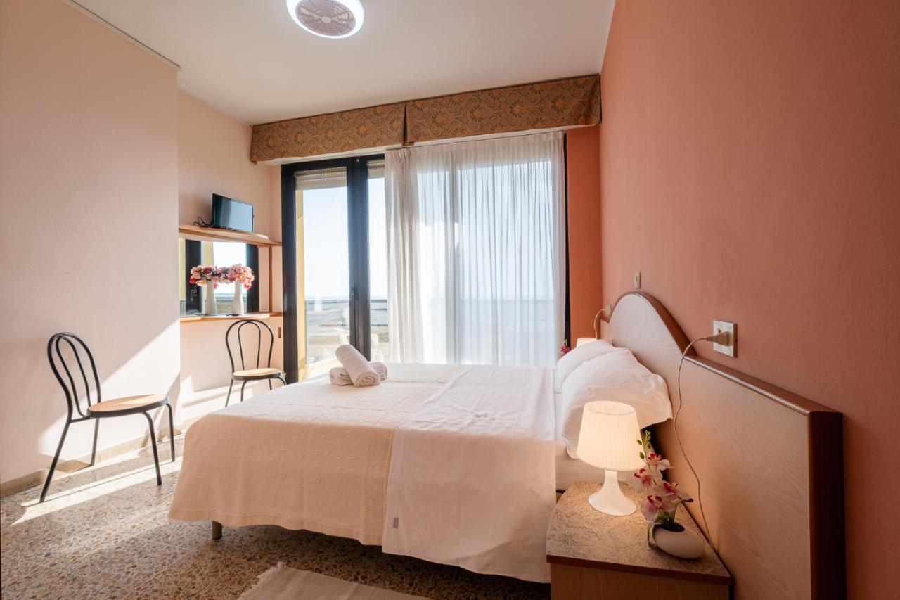 Hotel Crown Rimini Exteriör bild
