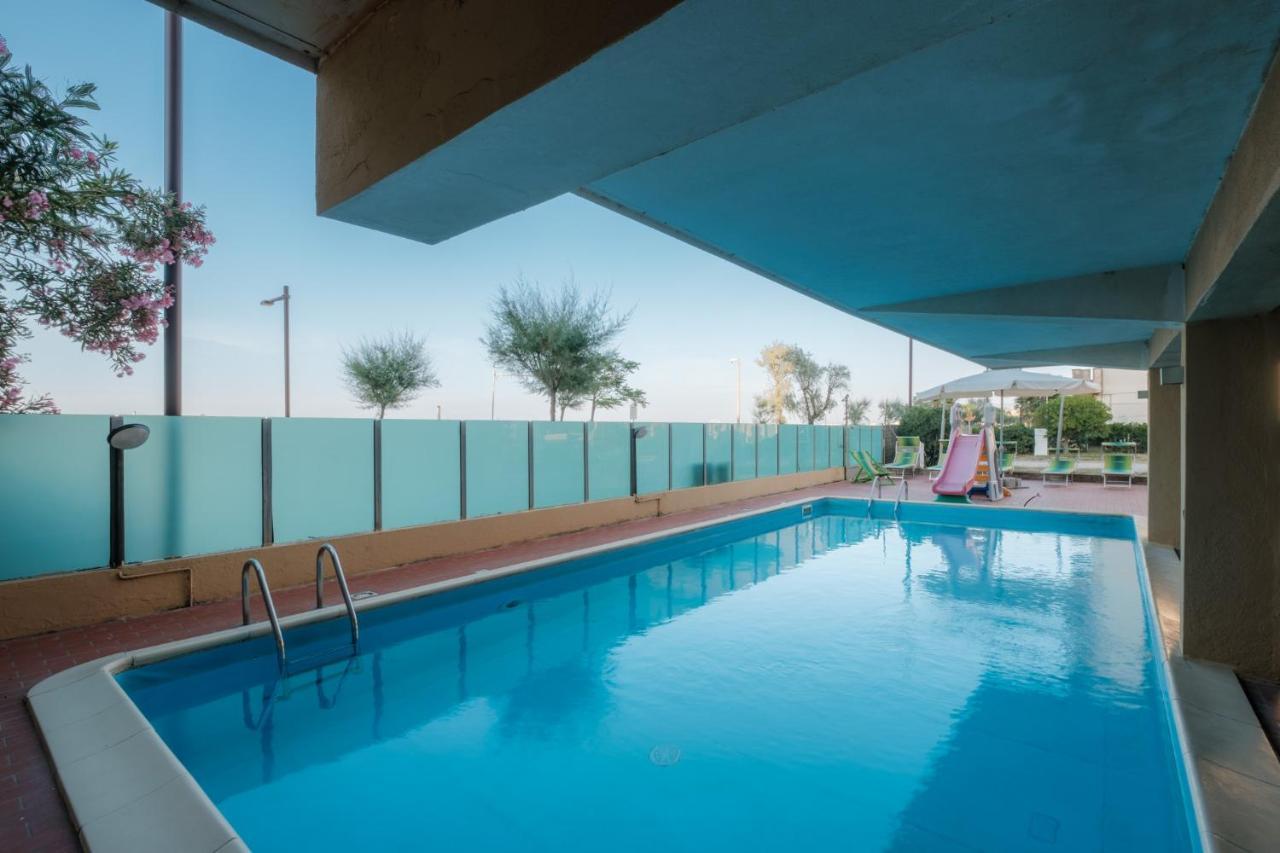 Hotel Crown Rimini Exteriör bild