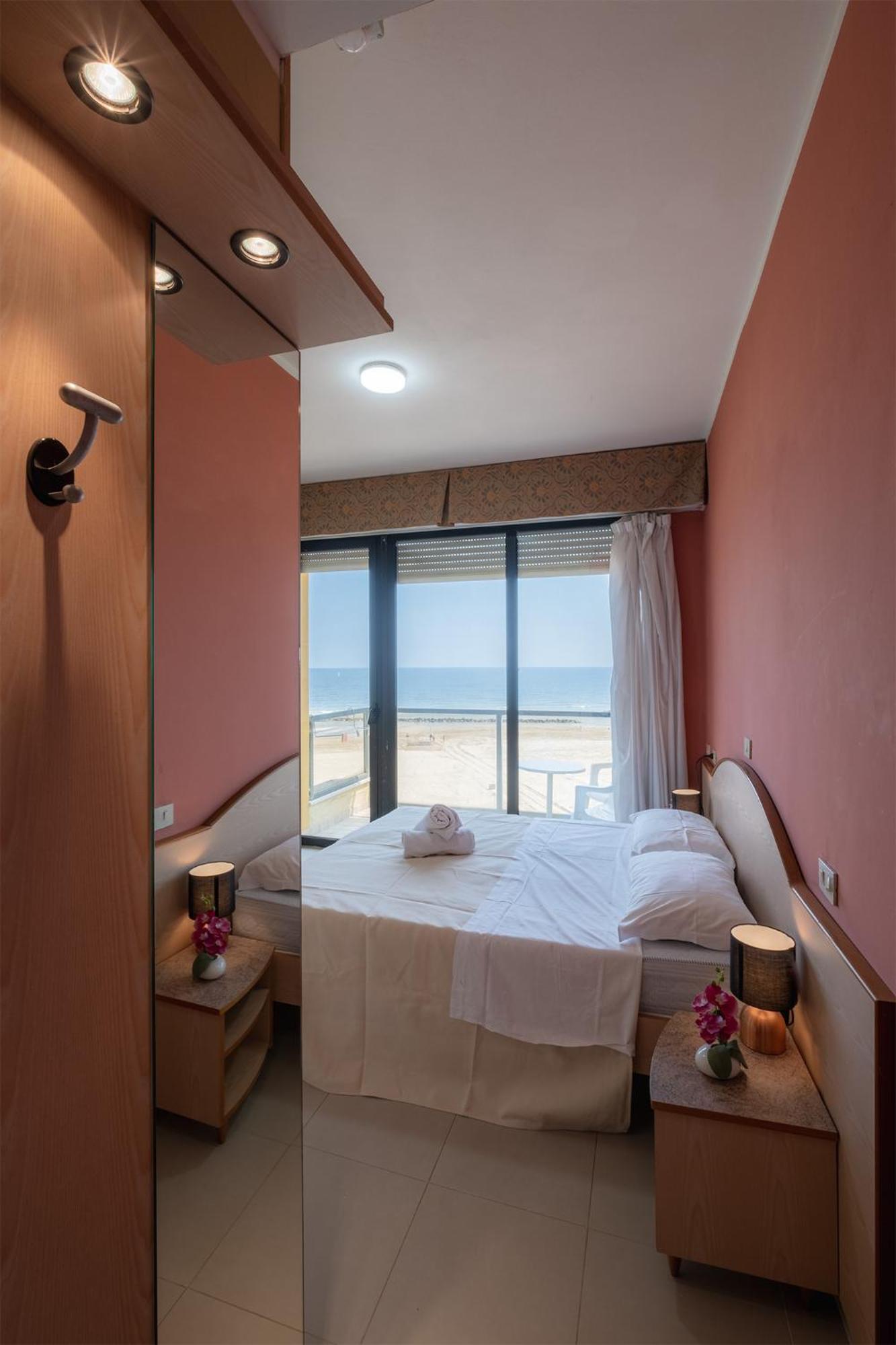 Hotel Crown Rimini Exteriör bild