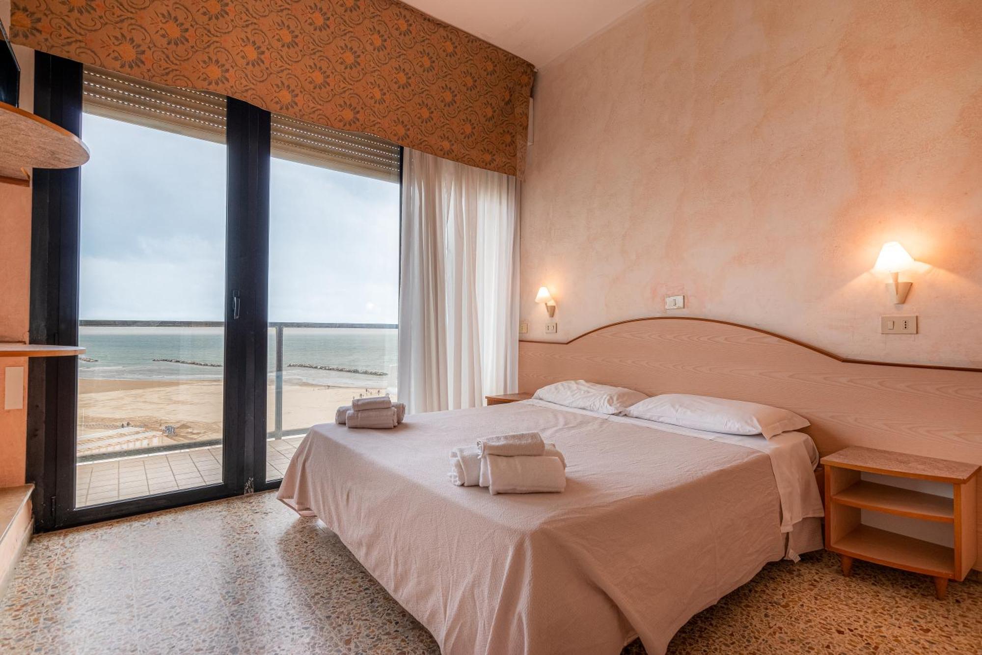 Hotel Crown Rimini Exteriör bild