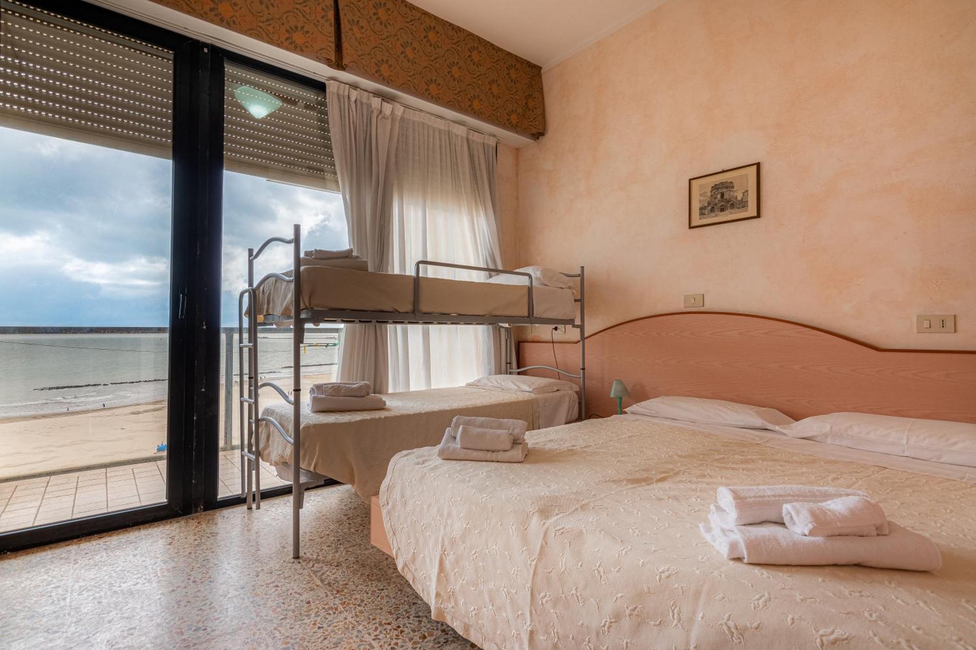 Hotel Crown Rimini Exteriör bild