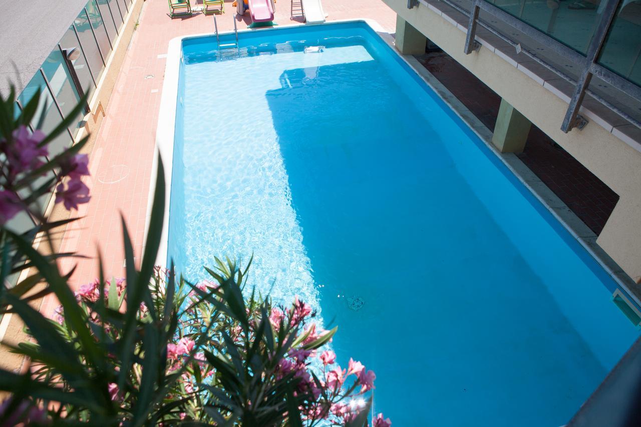 Hotel Crown Rimini Exteriör bild