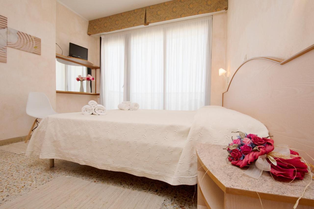 Hotel Crown Rimini Exteriör bild